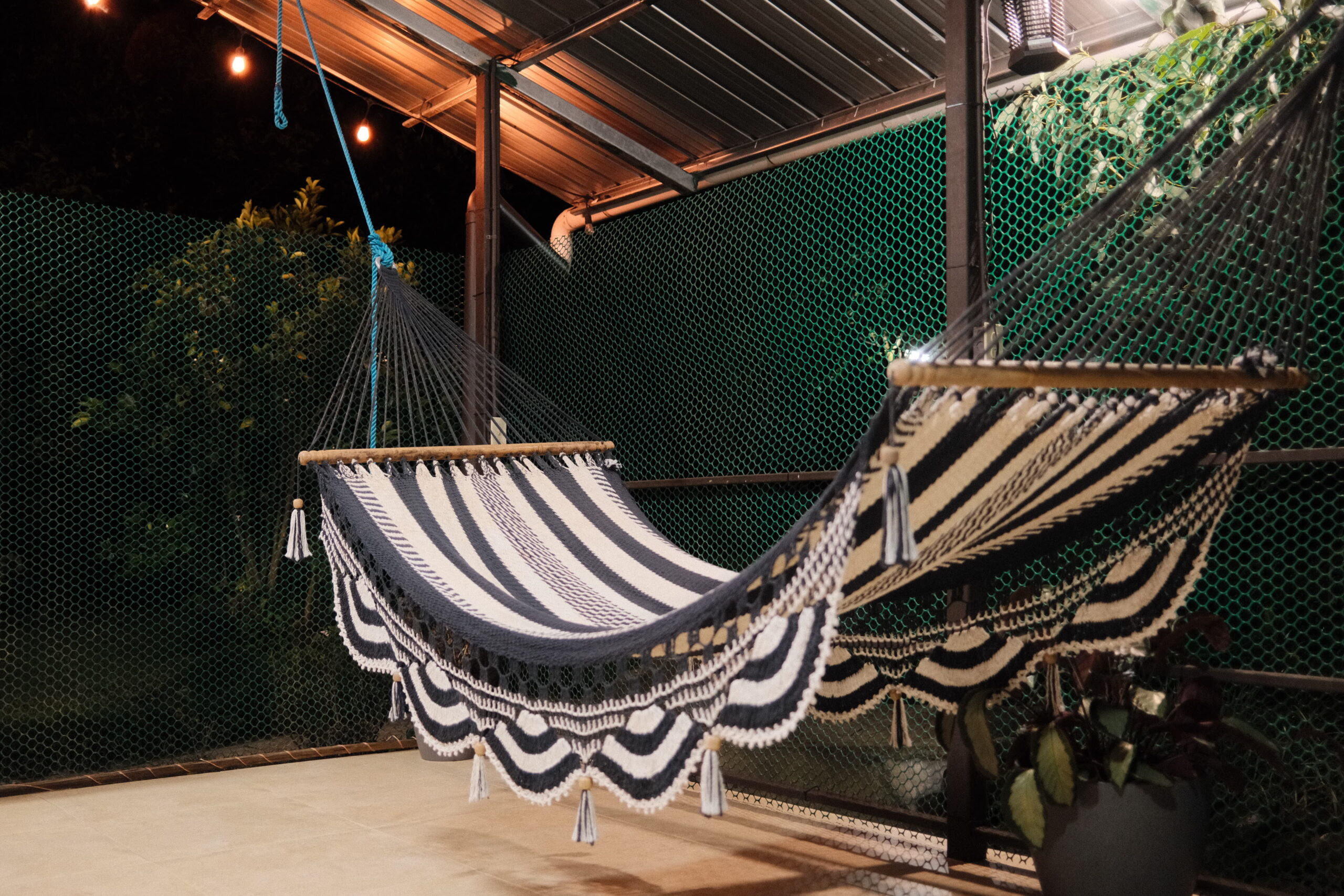 Terraza y hamacas en el jardín de Mambú